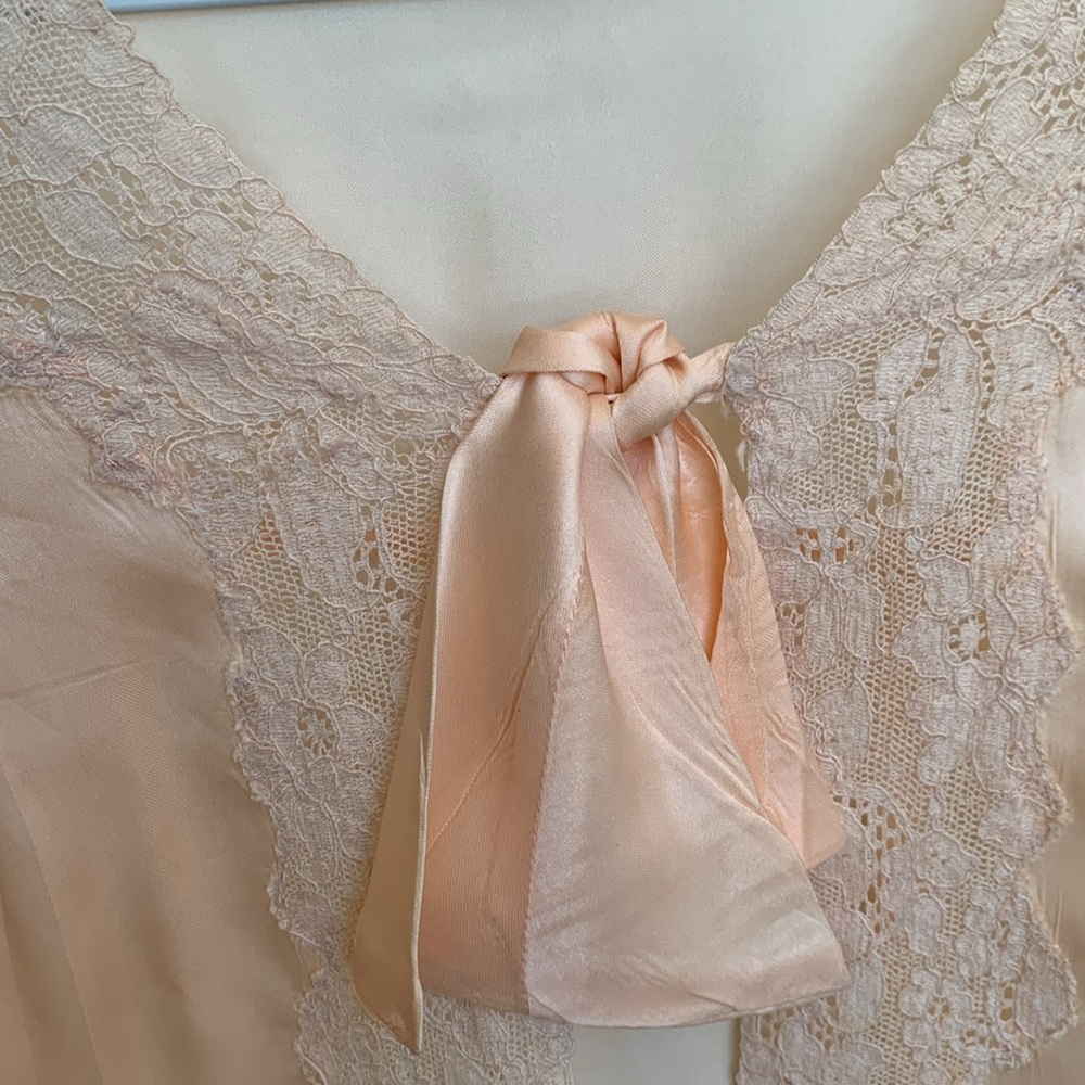 Vintage Sleep Jacket- Soft peachy pink with elegant lace trim- Lovely piece! - Picture 8 of 16